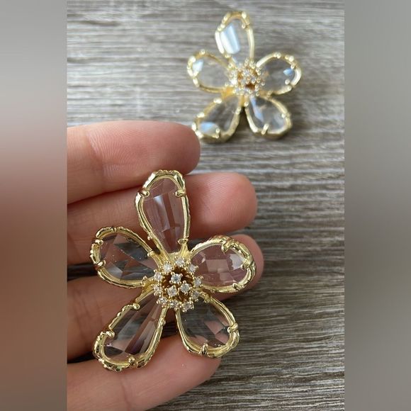 Clear flower stud earringsāA182 - Picture 4 of 5